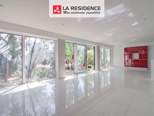Boutique 12 pièces 315 m²