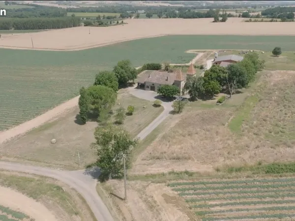 Maison de caractère de 400m2 plus hangar sur 2ha
