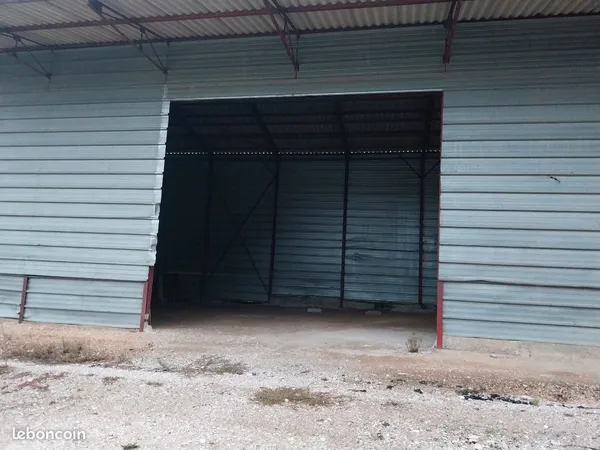 Batiment stockage à l abri
