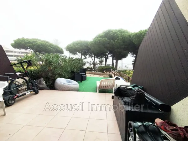 Studio cabine rez-de-jardin en angle avec vue sur le port. Par