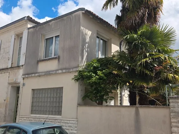 Maison de ville , 118 m2, jardinet et garage