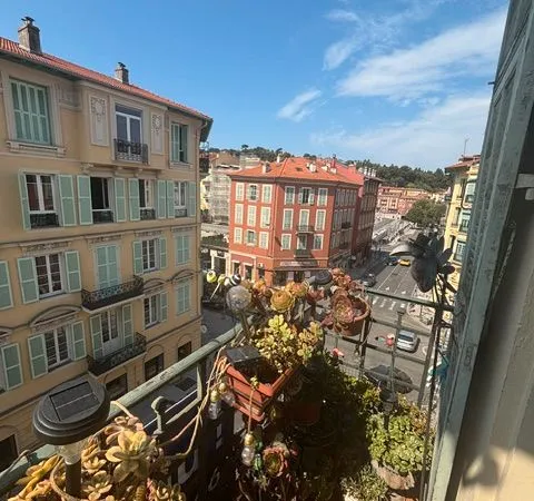 Nice port - charmant 3 pièces de 72 m² traversant avec ascenseur et deux balcons