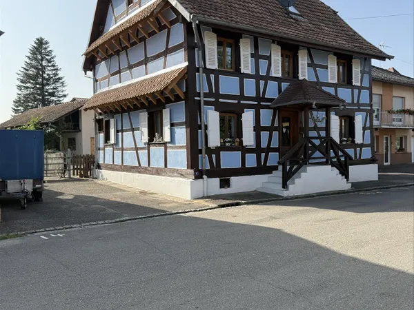 Maison à colombages rénovée avec goût — confort moderne et charme historique