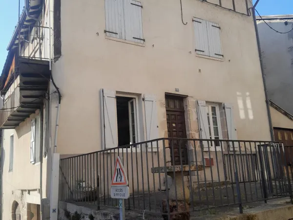 MAISON EN PIERRE AVEC GARAGE ET STATIONNEMENT