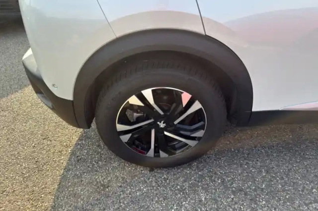 Peugeot 2008 electrique 136 ch — photo 13