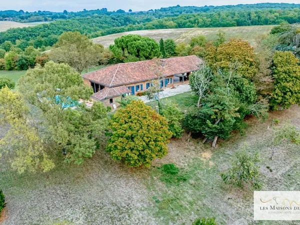 Belle ferme rénovée de 198m2, grand terrain arboré avec pisc