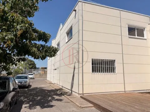 Local professionnel avec bureaux, entrepôt, cour parkings zo