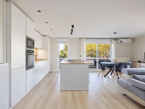 Appartement contemporain avec extérieur et garage