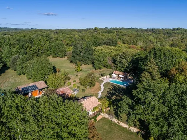 Maison de campagne avec piscine et terrain