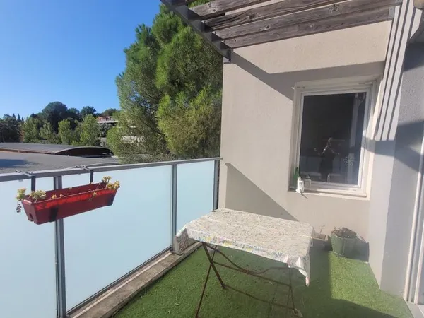MONTPELLIER superbe appartement T2 lumineux 43 m² au dernier étage, terrasse et garage fermé . Ascen