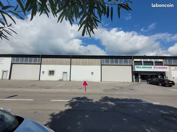 LOCAL COMMERCIAL / BUREAU / DÉPÔT - 116m² - 1500HT