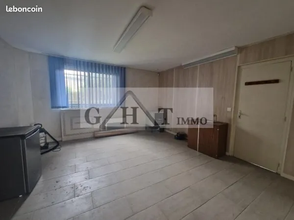 Local bureaux 1 077 m²