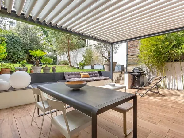 Maison contemporaine avec jardin et terrasses