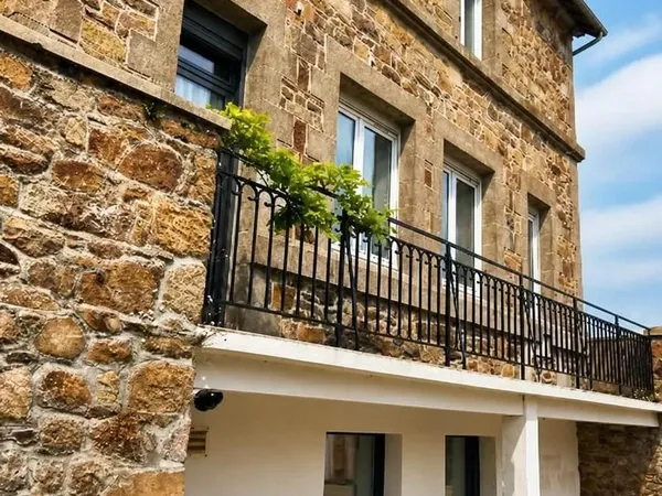 Propriété de caractère à Ploubazlanec - Résidence de 148 m² + Espace commercial attenant de 170 m²