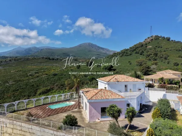Maison 260 m2 avec 2 logements independants et vue mer