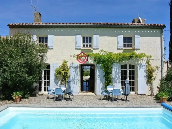 Propriété de Caractère avec Vue Panoramique et Piscine