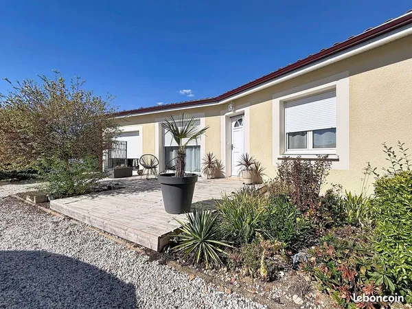 Maison avec garage, jardin , trois chambres et un bureau