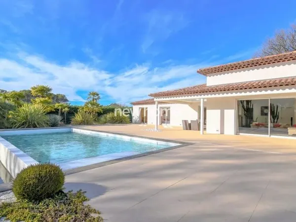 Magnifique villa de 220 m² avec tout le confort moderne à pied du village de Lorgues
