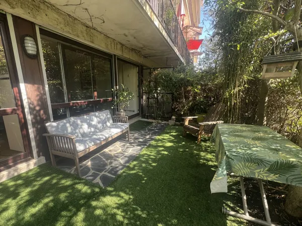 APPARTEMENT COUP DE COEUR EN REZ DE JARDIN SURELEVE