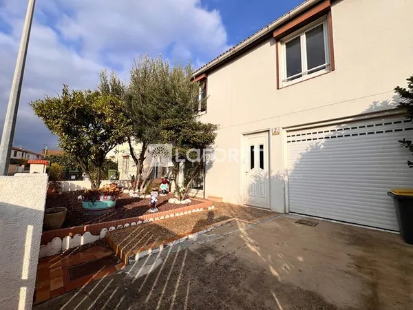 Maison Saint Esteve 4 pièces 96.33 m2 avec jardin et garage.