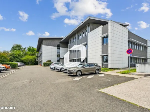 Bureau 743 m²