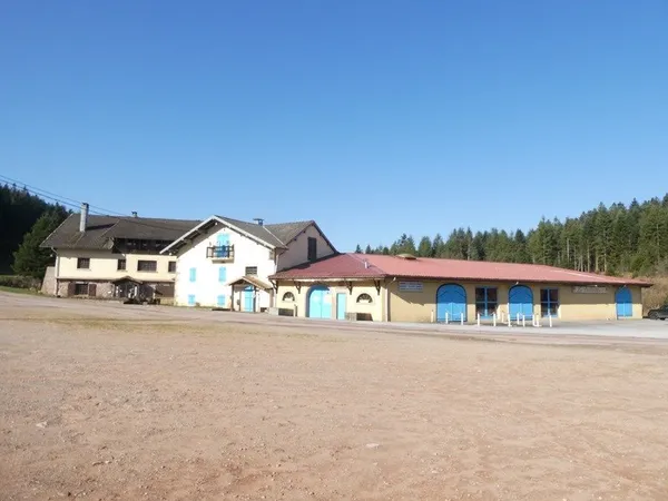 GIRMONT VAL D'AJOL (88) établissement à vendre de 3000m² au sol , mêlant dance et restauration.Terra