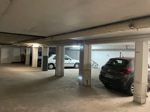 Loue place de parking couvert au coin des rues Turenne et Abbé de l'épée