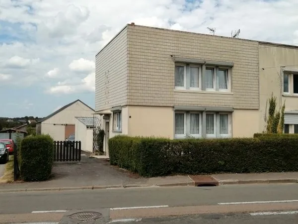 Maison semi individuelle avec garage et hangar de 124m2