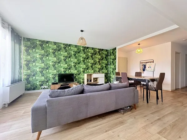 A VENDRE - REIMS/ PROCHE HOPITAL - APPARTEMENT RENOVE DE TYPE 4 - BALCONS