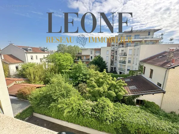 Lyon 8ème Lumineux T3 de 74 m2 au dernier étage avec cave Calme absolu