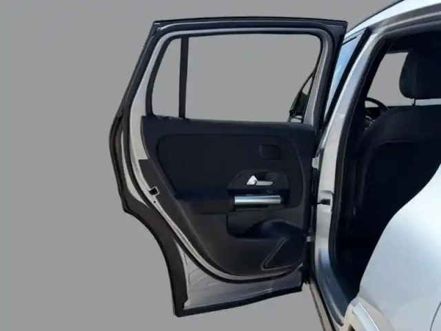 Mercedes Gla 200 d amg line — photo 16