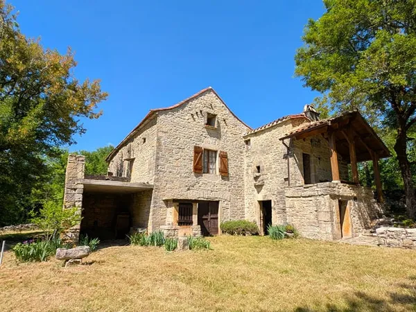 Belle maison de campagne en pierre. Ginals