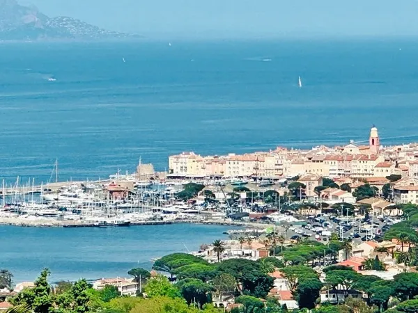 VUE VILLAGE DE SAINT-TROPEZ - SUPERBE VUE MER - RARE À LA VENTE
