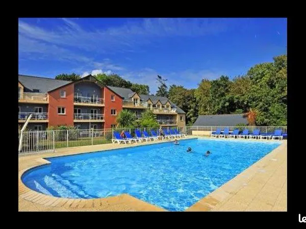 Beau t2 lumineux ensoleillé avec terrasse et piscines