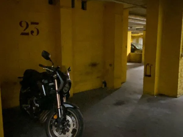 Emplacement parking moto sécurisé