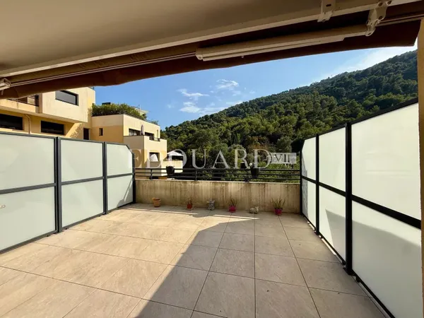 Sur la commune de Gorbio, deux pièces avec grande terrasse  dans immeuble moderne avec piscine