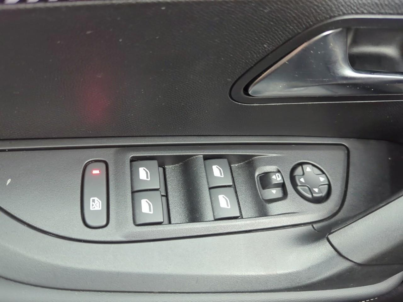 Peugeot 2008 hybrid 145 ch e-dcs6 allure — photo 22