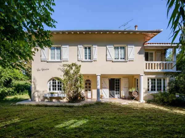 Charme, modernité et espace : grande maison avec terrain à Pouillon.