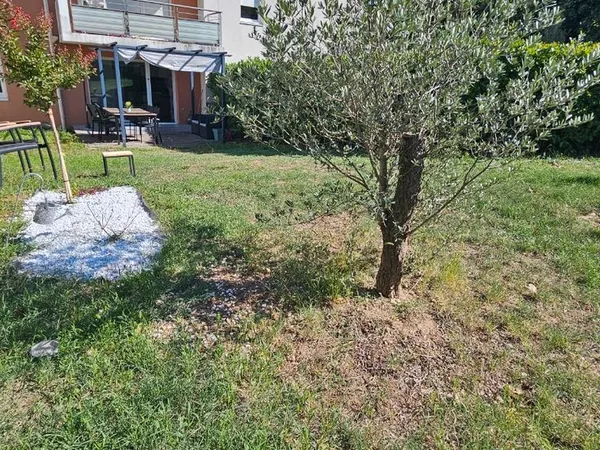 Appartement T2 avec grand Jardin Privatif et Piscine- Oullins