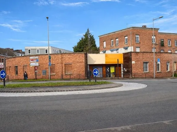 LOCAL COMMERCIAL / BUREAUX - 557 m² environ