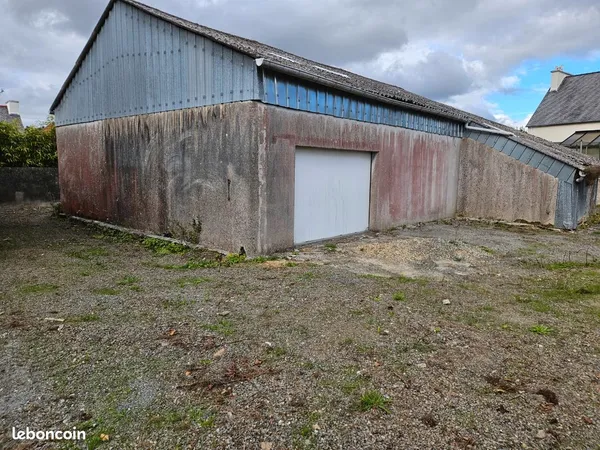 Hangar sur terrain constructible et viabilisé