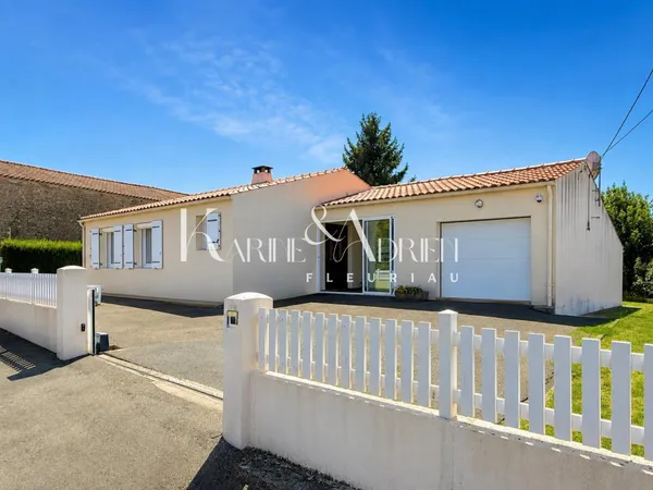 Maison de plain-pied 2 chambres, véranda, garage, dépendance et jardin clos