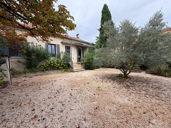 Charmante maison familiale environ 130m² - 6 pièces avec grand jardin et garage à Châteauneuf-du-Pap
