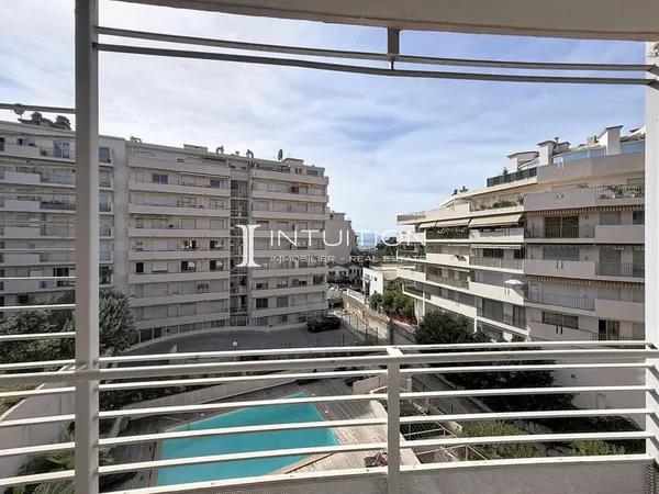 Cannes - Le Suquet : 2 pièces au 3ème étage avec terrasse et vue mer