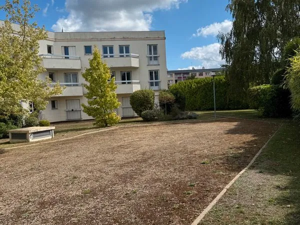 Proche gare, F2 dernier étage, balcon plein sud sur parc, grand parking