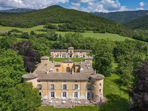Château 20 pièces 1680 m²