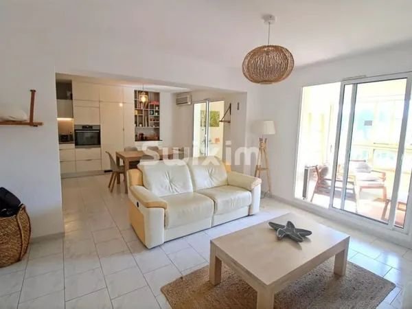 BEL APPARTEMENT DANS DOMAINE PRIVE