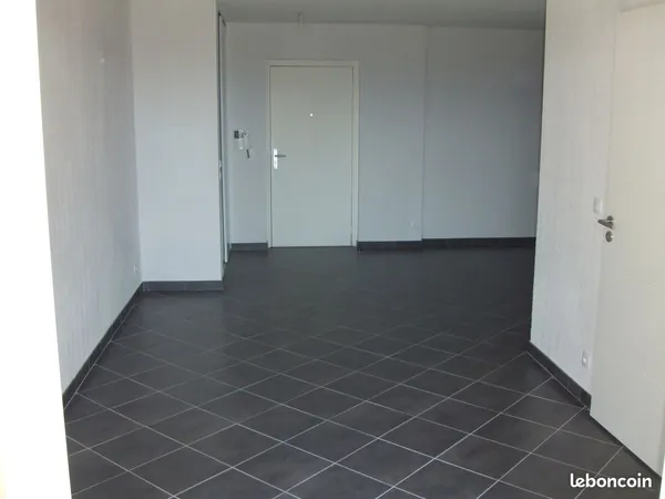 A SAISIR - APPARTEMENT 2 PIECES 45.25m2 PROCHE CENTRE VILLE FREJUS AVEC GARAGE - 736.05/MOIS CC