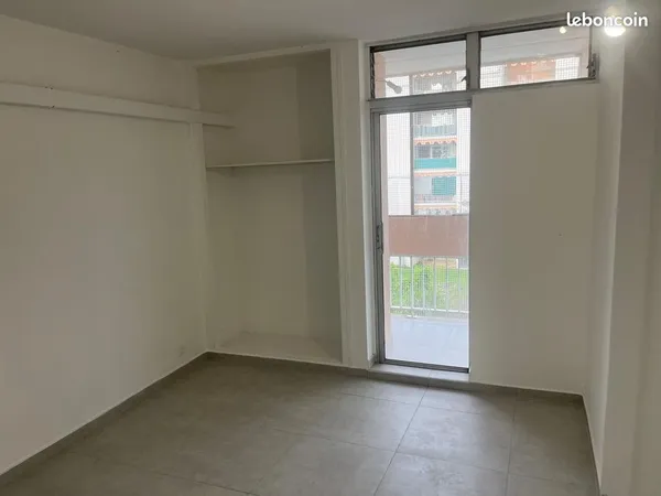 Appartement T3 rénové à Dillon 950 charge eau comprise., au 4ème étage sans ascenseur