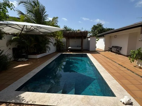 Ensemble de deux maisons avec piscine